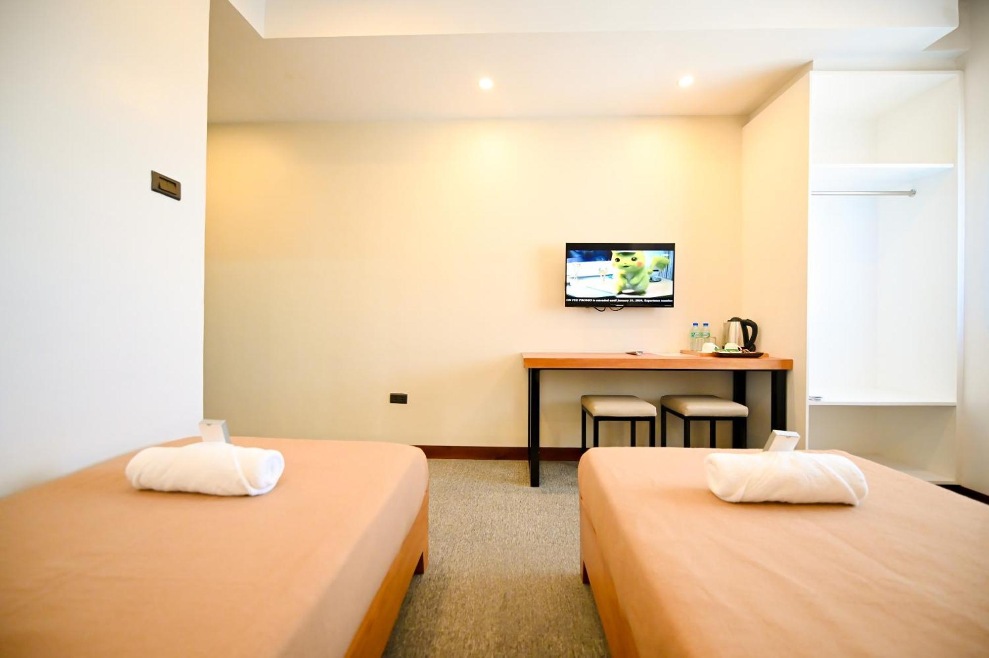 Blue Harbor Hotel Calapan 외부 사진