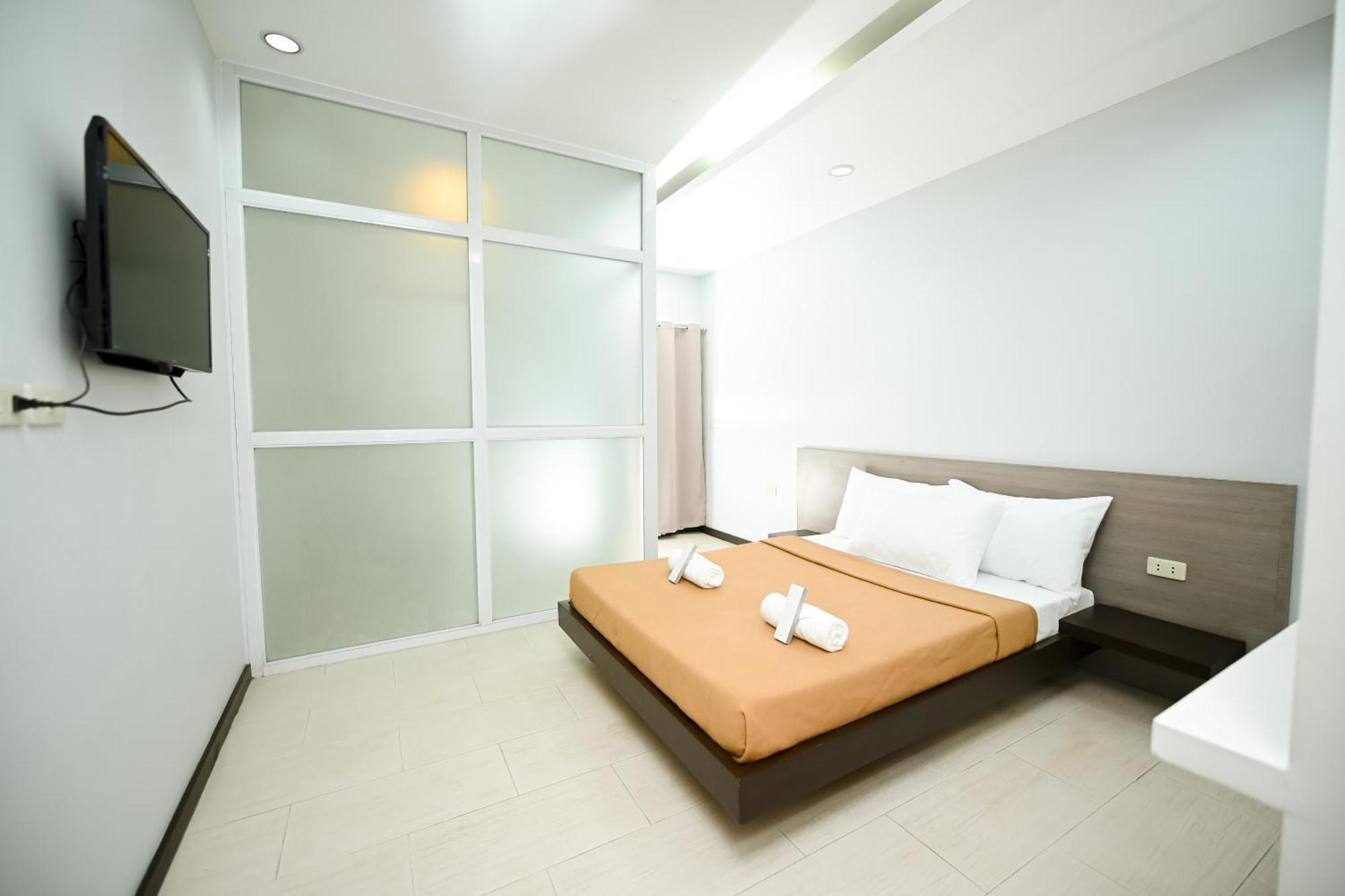 Blue Harbor Hotel Calapan 외부 사진