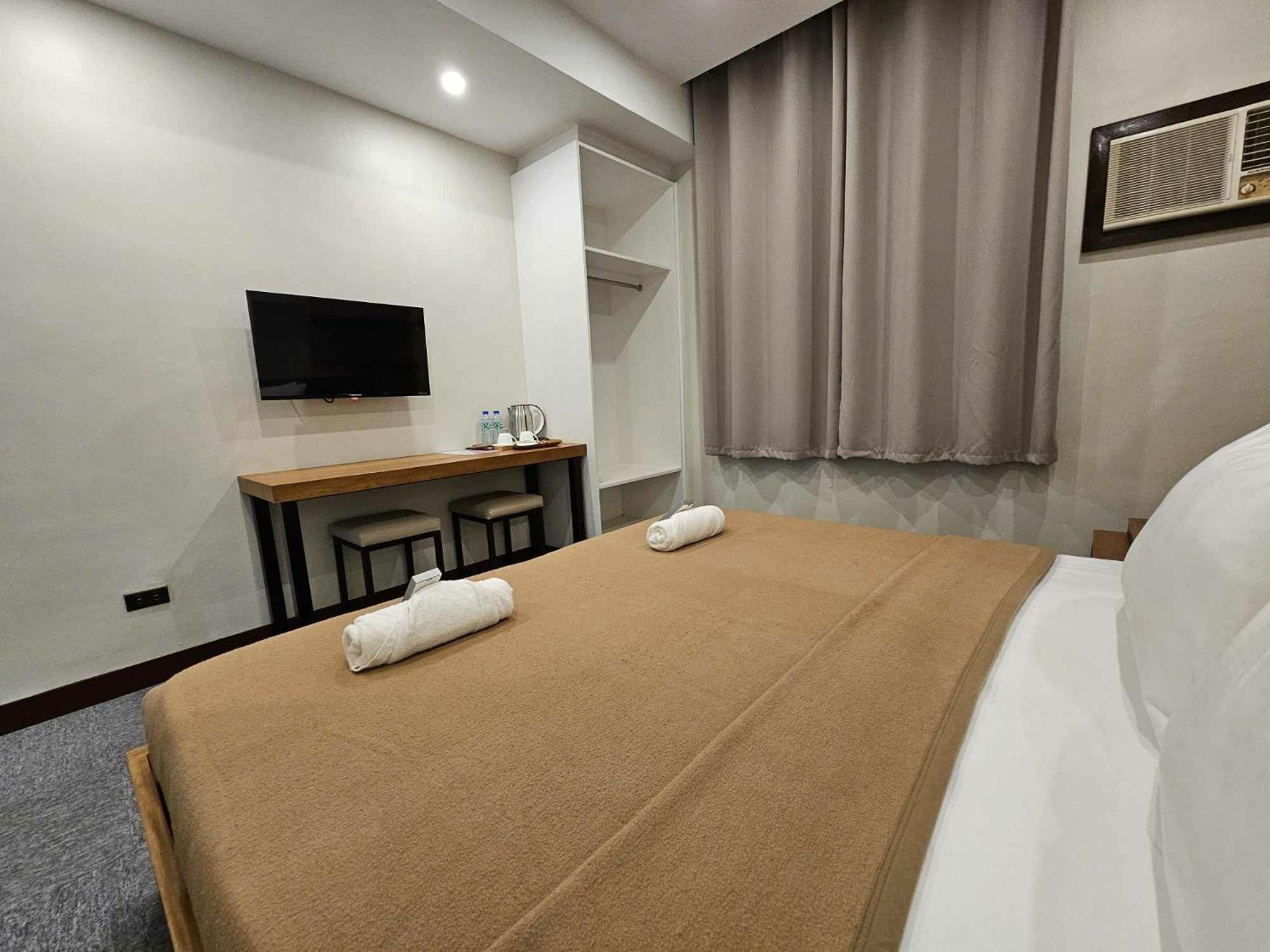 Blue Harbor Hotel Calapan 외부 사진