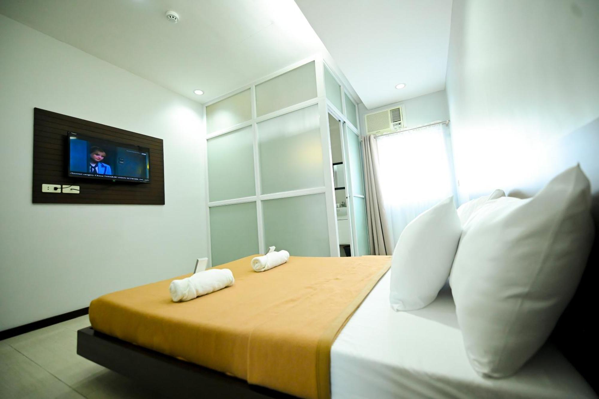 Blue Harbor Hotel Calapan 외부 사진