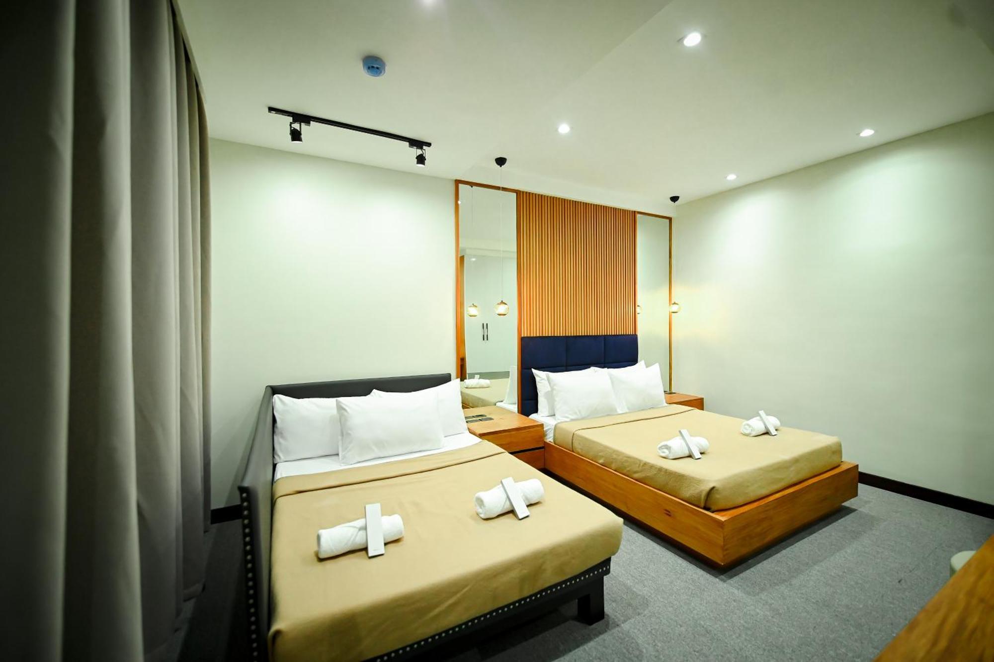Blue Harbor Hotel Calapan 외부 사진