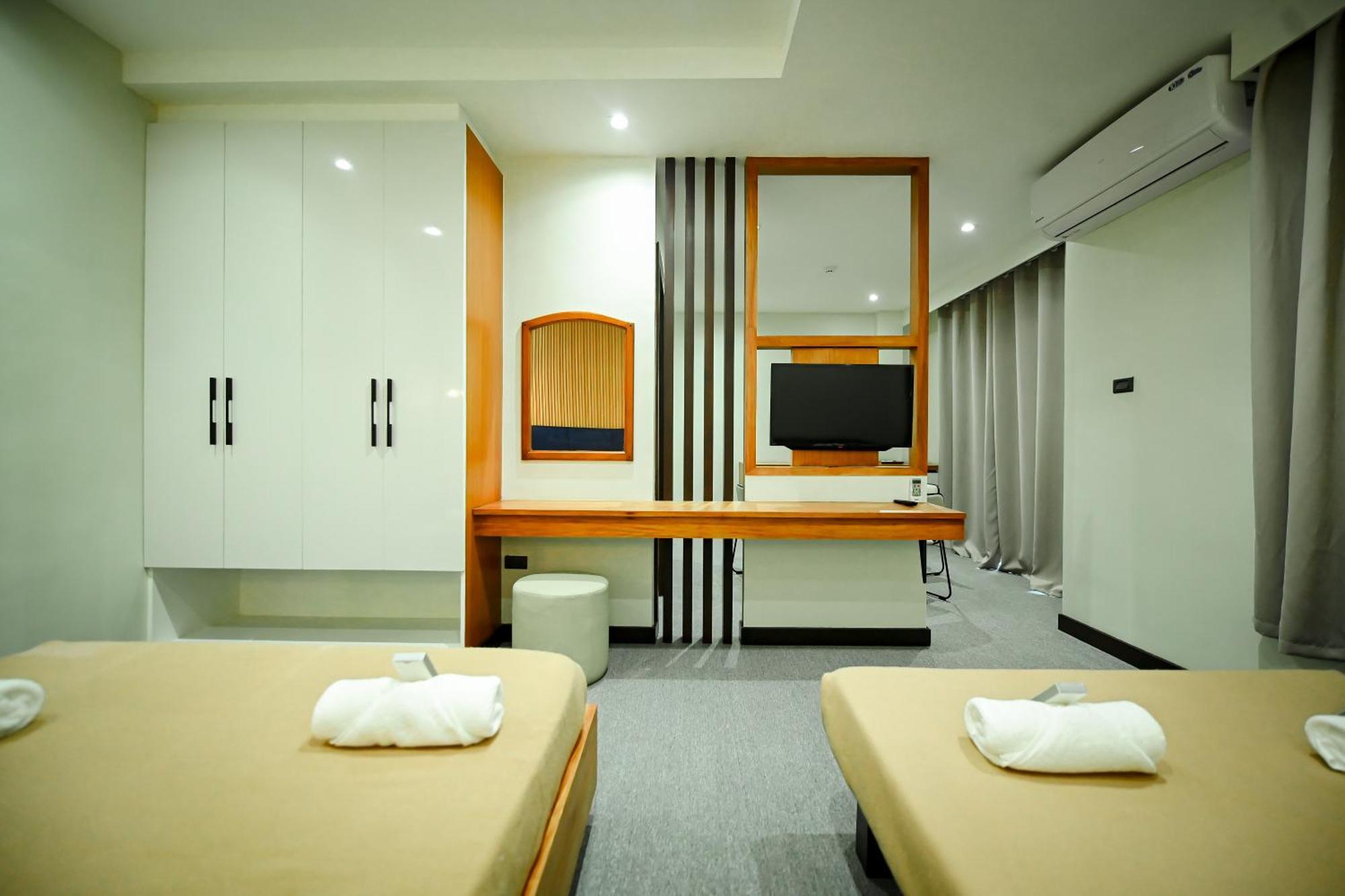 Blue Harbor Hotel Calapan 외부 사진