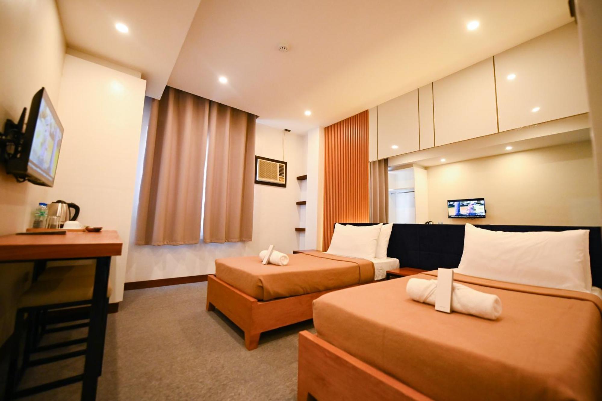Blue Harbor Hotel Calapan 외부 사진
