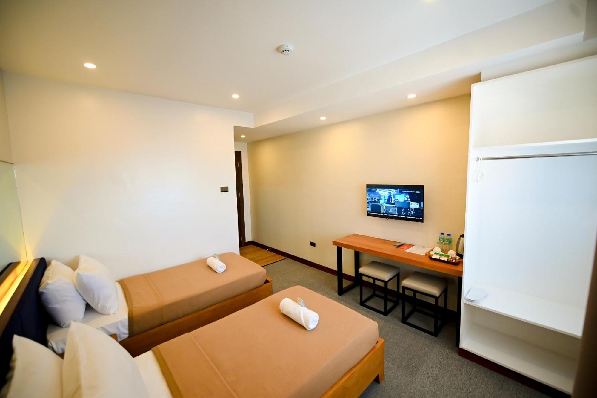 Blue Harbor Hotel Calapan 외부 사진